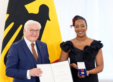 Dr. Elisabeth Kaneza erhält den Verdienstorden der Bundesrepublik Deutschland